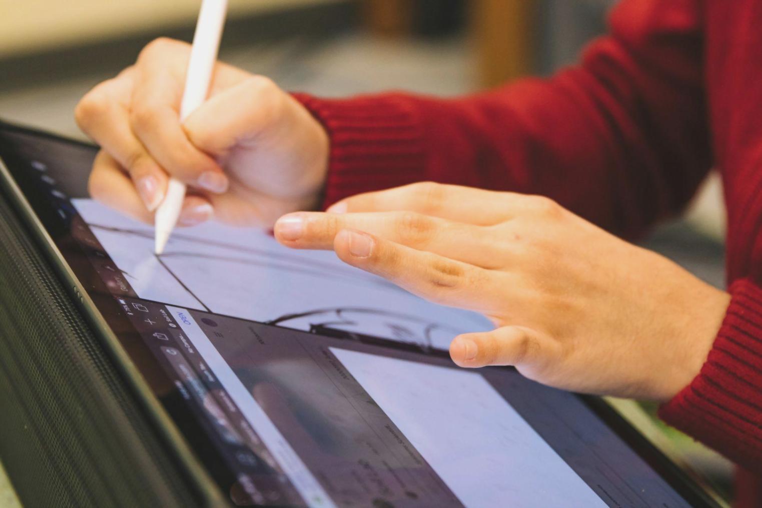Personas trabajando en planificación financiera con documentos y calculadoras